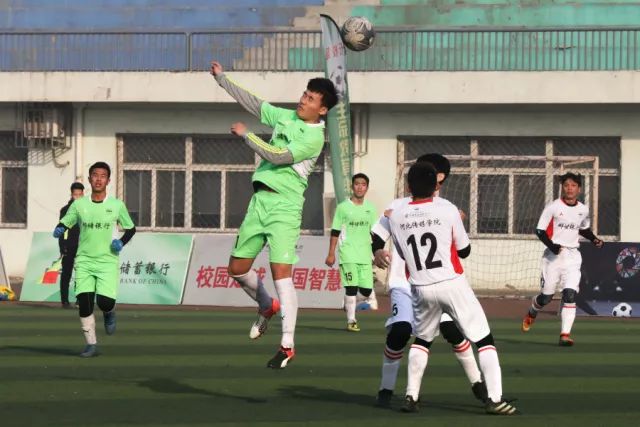 亚当斯：不仅擅长篮板还有出色的传球能力